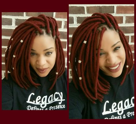 Red yarn locs crochet braids. I AM IN LOVE WITH THIS LOOK! Yarn Locs Hairstyles, Yarn Braids Hairstyles, Yarn Faux Locs, Yarn Hairstyles, Yarn Braids Styles, Yarn Locs, Yarn Twists, Braids Red, Hairstyle Videos