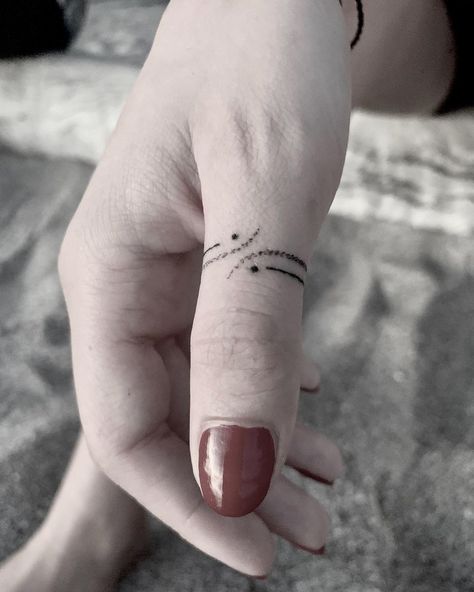 Line Tattoo Finger, Heathers Tattoo, Tattoo Rings, Marriage Tattoos, Thumb Tattoos, Tattoo Finger, Hand Poked Tattoo, Ring Tattoos, Finger Tattoo