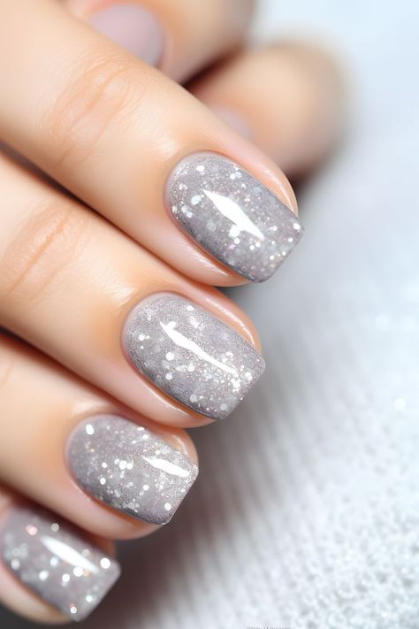 Grey Biab Nails, Silver Classy Nails, Silver Gray Nails, Grey And Glitter Nails, Autumn Glitter Nails, Winter Nails Gray, Nail Ideas Grey, Grey Sparkle Nails, Grey Sparkly Nails