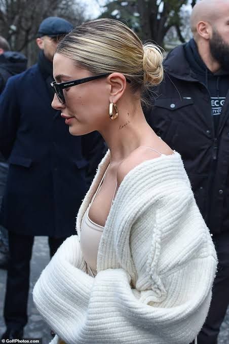 Hailey Bieber Looks, White Turtle Neck Top, Hailey Baldwin Street Style, Hailey Baldwin Style, Sleek Bun, Sleek Hairstyles, Hailey Bieber, Homecoming Hairstyles, Aesthetic Hair