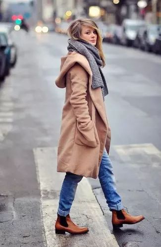 Brown Chelsea Boots Outfit, Chelsea Boot Outfits Women, Camel Coat Outfit, Brown Leather Chelsea Boots, Chelsea Boots Outfit, Outfit 2020, Trending Womens Shoes, Brown Chelsea Boots, Boots Chelsea