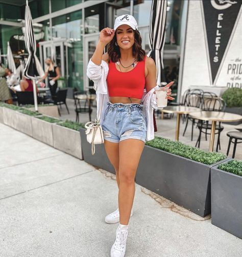 Paperbag shorts, crop top, white converse, baseball game outfif inspo White Baseball Hat Outfit, White Converse Outfit Summer, Braves Game Outfit, Ballpark Outfit, Converse Outfit Summer, Sporty Casual Outfits, Baseball Game Outfit, Shorts Crop Top, White Converse Outfits