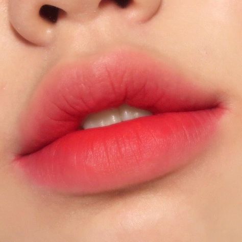 Soft Plump Lips Aesthetic, Plump Lips Aesthetic Korean, Plump Lips Aesthetic, Toga Makeup, Pink Ombre Lips, Gradient Lips Korean, Pink Lip Aesthetic, Soft Pink Lipstick, Korean Lipstick