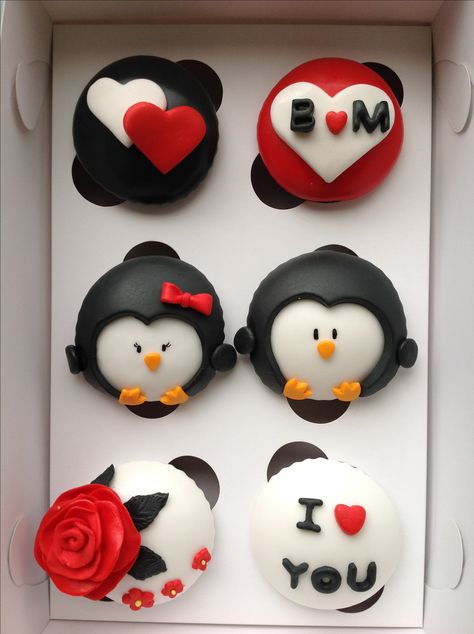 Cupcakes amor Anniversary Cupcakes For Him, Cupcakes San Valentin Fondant, Cupcakes Aniversario, Valentines Cupcakes Decoration, Cupcakes San Valentin, Cupcakes Amor, Valentines Toppers, Cupcakes Wallpaper, Anniversary Cupcakes