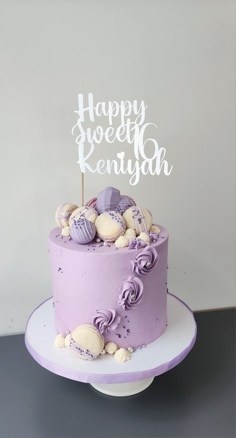 Purple White Cake Birthday, 18th Birthday Cake Lavender, Cake Designs Birthday Purple, Purple Macaron Cake, Pastel Marble Cake, Purple Cake Designs Birthday Women, Purple 16th Birthday Cake, Birthday Cake With Macarons On Top, Cakes With Macarons On Top