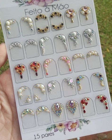 Nail Jewel Placement Ideas, Gel Nail Designs With Rhinestones, Nail Stone Placement, Rhinestone Nail Placement Ideas, Caviar Beads Nails, Rhinestone Nail Placement, Nail Diamond Placement Ideas, Diamond Placement On Nails, Nail Diamond Design