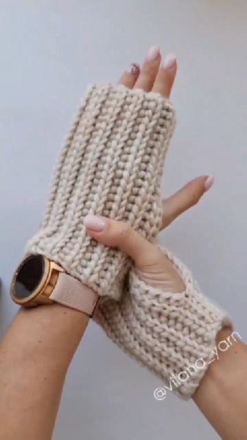 Glove Pattern, Crochet Gloves Pattern, Beginner Crochet Tutorial, Easy Crochet Stitches, Gloves Pattern, Crochet Business, Crochet Fingerless Gloves, Crochet Mittens, Haken Baby