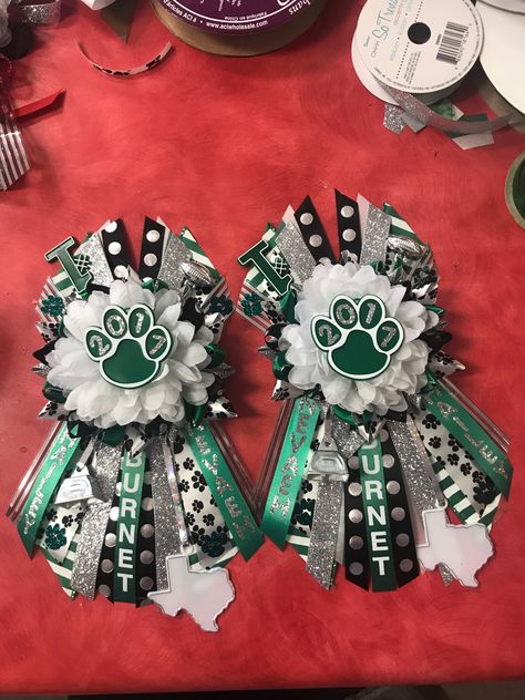 Matching best friends wristlets for homecoming for burnet bulldogs Texas Mums, Cheer Ribbon, Homecoming Spirit Week, Homecoming Corsage, Homecoming Freshman, Texas Homecoming Mums, Football Mums, Homecoming Spirit, Homecoming Garter