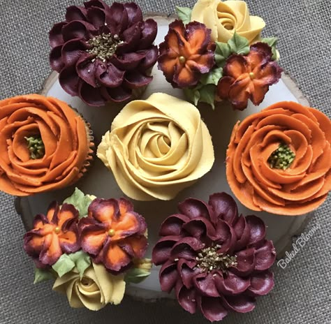 Fall flowers in buttercream Cupcakes Fall, Cupcakes Design, Thanksgiving Cupcakes, Fall Cupcakes, Floral Cupcakes, Fall Cakes, Cupcake Bouquet, Cupcake Designs, Flower Cupcakes