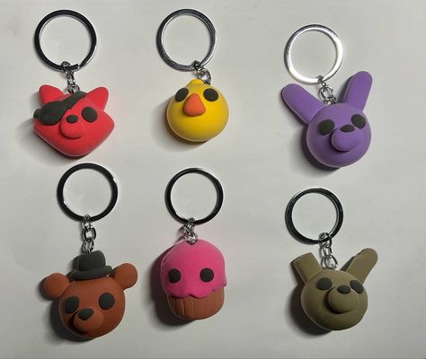 Fnaf Clay Ideas, Fnaf Clay Figures, Fnaf Keychains, Fnaf Crafts Diy, Fnaf Diy Crafts, Fnaf Clay, Clay Key Chains, Fnaf Diy, Fnaf Crafts