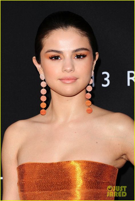 Selena Gomez Orange, Selena Gomez Makeup, Red Carpet Makeup, Orange Eyeshadow, Alex Russo, Celebrity Makeup Looks, 13 Reasons Why, Selena Gomez Style, Paparazzi Photos