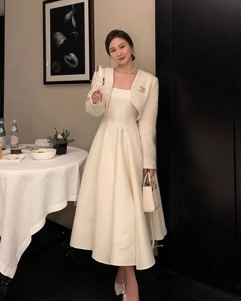 Wedding Guest Dress Winter 2024, Tweed Long Dress, Off White Dress Outfit, Vestidos Chanel, Sunday Dress Design, Hepburn Dress, Trend Dress, Elegant White Dress, Long Skirt Fashion