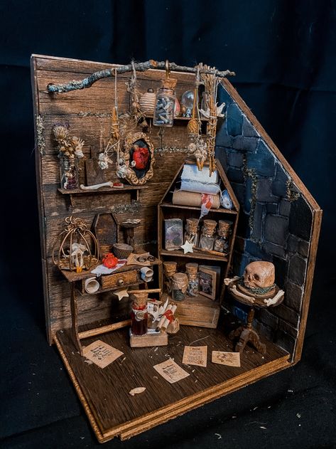 Miniature Witch Room, Lantern Miniature Scenes, Miniature Room Ideas, Miniature Halloween Scenes, Clay Bones, Miniature Room Boxes, Witch Dollhouse, Witches Room, Room Miniature