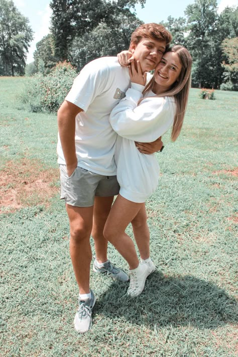 Cute Friend Poses, Prom Picture Poses, Teenage Couples, Boyfriend Instagram, Cutest Couples, Summer Poses, Summer Picture Poses, With Boyfriend, Cute Relationship Photos