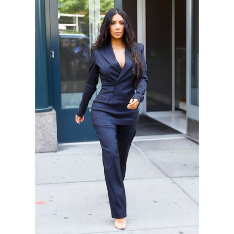 In Vintage Jean Paul Gaultier - In New York City, 2017 Celebrity Style Casual Spring, Kim Kardashian Blazer, Celebrity Style Jeans, Law Life, Celebrity Winter Style, Celebrity Summer Style, Estilo Kim Kardashian, Chic Minimalista, Outfit Elegante