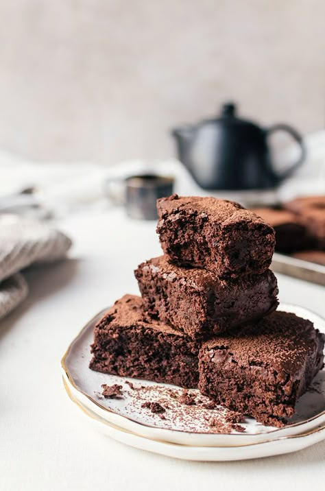 Brownie Photos, Homemade Chewy Brownies, Brownies Photography, Brownie Photography, Food Photography Cake, Chewy Brownies Recipe, Food Photography Dessert, Baking Photography, Chewy Brownies