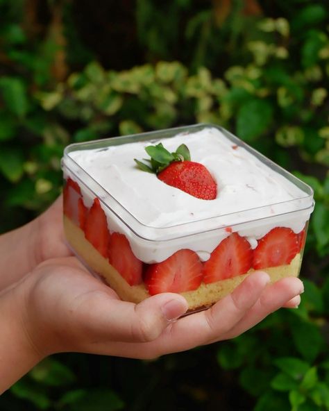 Strawberry Dessert Box, Strawberry Shortcake Box Cake, Strawberry Shortcake Korean, Korean Cake Box, Strawberry Shortcake Dessert, Dessert Strawberry, Cube Cake, Dessert Box, Mini Cake Pans