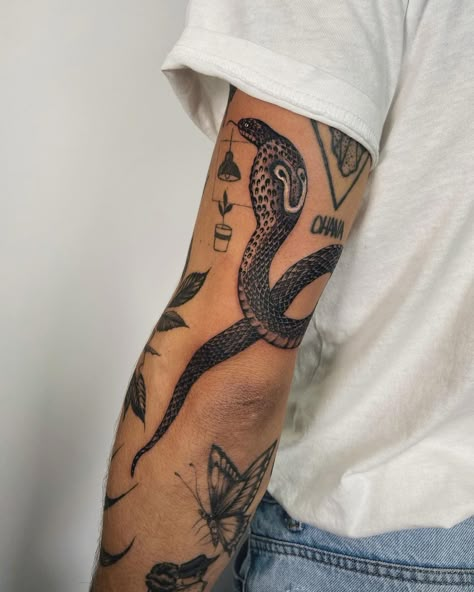 Javier | Una cobra pequeñita para @pablito.claveras #tattoo #cobratattoo #snaketattoo #finelinetattoo | Instagram Snake Elbow Tattoo, Snake Tattoo Men, Snake Head Tattoo, Lisa Tattoo, Cobra Tattoo, Elbow Tattoos, Head Tattoo, Snake Head, Infinity Sign