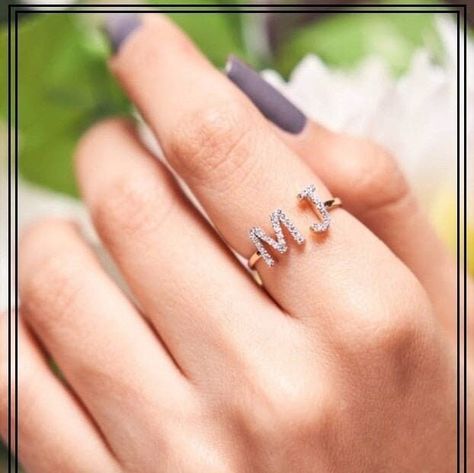 Pretty Wedding Rings, Alphabet Ring, Hand Jewelry Rings, Couple Ring Design, Ring Initial, Gold Finger Rings, Mangalsutra Design, Necklace Stack, Minimal Ring