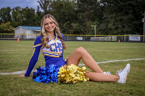 Solo Cheer Picture Poses, Cheer Solo Poses, Cheer Professional Pictures, Solo Cheer Poses, Cheer Pictures Poses 2 People, Cheerleader Photoshoot, Dance Team Photoshoot Poses, Cheer Picture Poses Two People, Cheer Photoshoot Poses