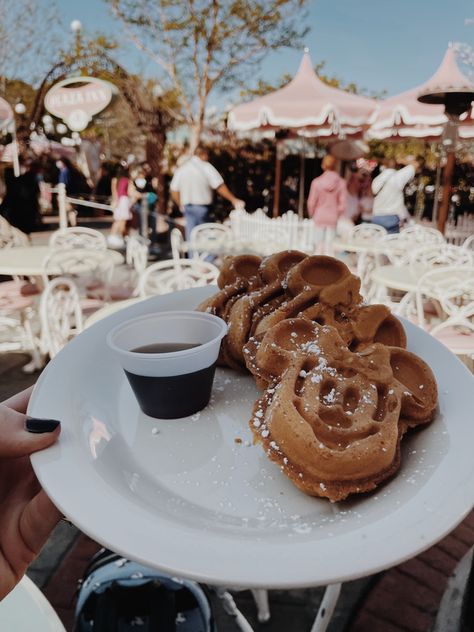 Mickey Waffles Aesthetic, Disneyland Desserts, Waffles Aesthetic, Disney Meals, Mickey Waffle, Disney Copycat Recipes, Disney World Snacks, Mickey Waffles, Europe Vibes