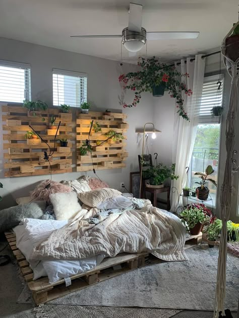 Arizona Aesthetic Bedroom, No Bed Frame Ideas, Bed Made Out Of Pallets, Small Room Makeover, Homemade Pillows, Western Bedroom Decor, Pallet Bed, Luxury Room Bedroom, Rustic Room