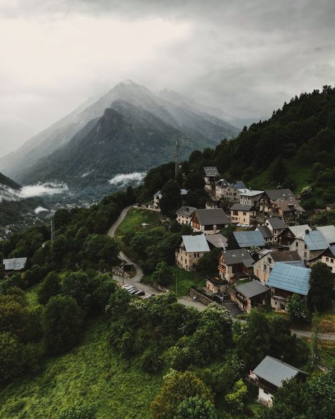 Alpe D'huez, Small Mountain Town, Mountain Town Aesthetic, Town In Mountains, City In The Mountains, Village Mountain, Town Scenery, Mountain Top View, European Landscape