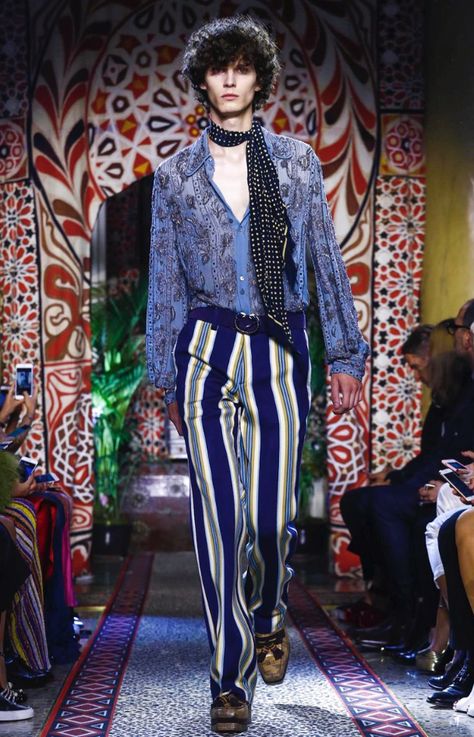 Studio 54 Fashion, 70s Fashion Hippie, Lauren Hutton, Mens Fashion Inspiration, Hippie Outfits, Spring Summer 2017, Roberto Cavalli, 70s Fashion, Milan Fashion Week