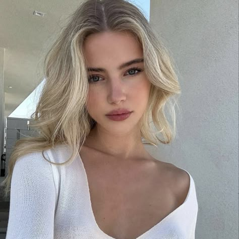 Annie Shr, Feminine Aesthetic, Blonde Ombre, Fair Skin, Blonde Beauty, Blonde Hair Color, Blonde Girl, Pretty Face, Aesthetic Girl