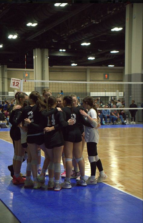 Volleyball team in a huddle! Highschool Volleyball Aesthetic, Volleyball Team Aesthetic, Highschool Volleyball, Volleyball High School, Student Life Yearbook, Volleyball Team Photos, Team Huddle, Volleyball Pics, Volleyball Team Pictures