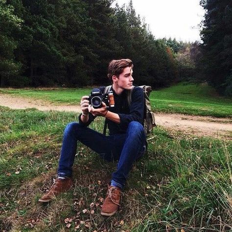 Yes. Jack Harries, Photography Poses For Men, Poses For Men, Pose Reference, Character Inspiration, Photography Inspiration, A Man, Photography Poses, Photographer