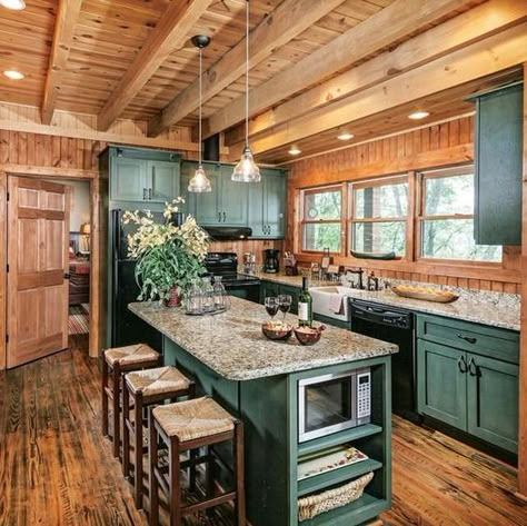 Log Cabin Kitchens, Log Cabin Kitchen, Dapur Rustic, Log Home Kitchen, Log Home Interior, Log Home Kitchens, Cabin Interior Design, Log Cabin Interior, Log Home Interiors