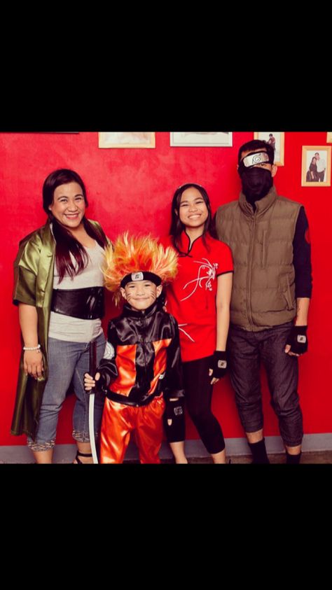 DIY Naruto Family Cosplay Naruto Family Costumes, Naruto Couples Costume, Naruto And Sasuke Costume, Kakashi Halloween Costume, Naruto Costume Diy, Naruto Costumes, Family Cosplay, Naruto Family, Diy Costumes