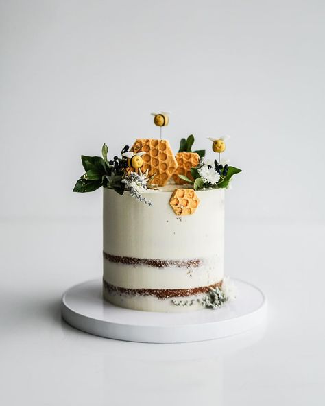 Sweet LionHeart® on Instagram: “Honey Bee Garden Party. How cute are the little bees with their chocolate hexagon shapes! Any guesses what we used to get the honeycomb…” Beehive Cake, Honey Bee Garden, Honeycomb Cake, Backyard Celebration, Bee Birthday Party, Bee Cakes, Bumble Bee Baby Shower, Mini Tortillas, Bee Party