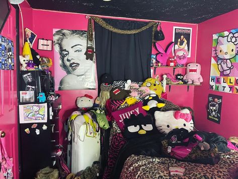 Trashy 2000s Aesthetic Room, Scene Bedroom Ideas, Trashy Y2k Bedroom, Goth Dorm Room, Trashy Y2k Room, Mcbling Room, Early 2000s Room, 2000s Bedroom, Pink Dorm Room Decor