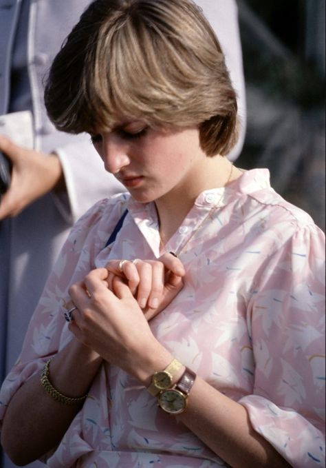 This is the touching reason Princess Diana wore two watches Prins William, Spencer Family, Princess Diana Fashion, Prins Harry, Princess Diana Family, Princess Diana Photos, Princess Diana Pictures, Princes Diana, Diana Fashion