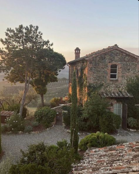 Mediterranean Aesthetic, Italy Vibes, Italy House, Italian Countryside, Italian Villa, Countryside House, Italy Aesthetic, Hus Inspiration, Italian Summer