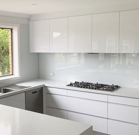 White Kitchen Apartment Ideas, Simple Splashback Ideas, White Kitchen Glass Backsplash, White Glass Splashback, White Kitchen Coloured Backsplash, Acrylic Splashback Kitchen, Glass Splash Back Kitchen, Modern Splashback Kitchen, White Glass Splashback Kitchen