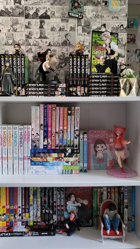 Manga Panel Room Decor, Manga Shelf Organization Ideas, Shelf Decor Ideas Aesthetic, Demon Slayer Manga Shelf, Manga Display Ideas, Manga Shelf Organization, Small Manga Shelf, Manga Organization Ideas, Manga Display Shelf