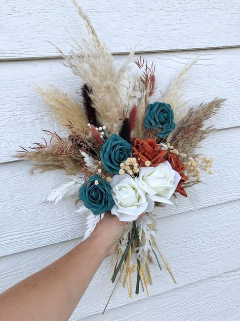 Make your special day unforgettable with our rustic pampas bouquet, designed for the boho bride seeking a blend of elegance and Western charm. This handcrafted boho wedding bouquet is the perfect choice for a rustic wedding, bringing natural beauty to your Western wedding decor. HOW TO ORDER:  Enter your preferred colors and florals in customize my bouquet listing link. If you need to rush your order, be sure to also add on the rush order listing:  RUSH MY SHIPPING USE THIS LINK! https://jameson Western Wedding Color Pallet, Western Elegance Wedding, October Western Wedding, Western Wedding Palette, Western Wedding Flowers Bridal Bouquets, Spring Wedding Western, Rustic Country Wedding Colors, Western Barn Wedding, Flowers For Wedding Bouquet