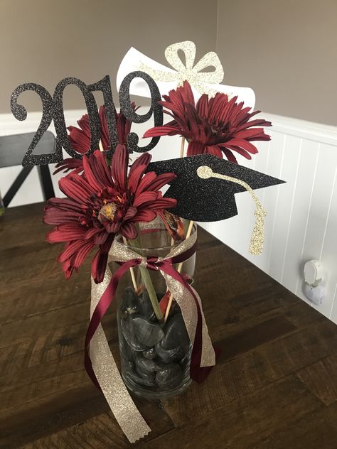 Grad Party Centerpieces, Gold Graduation Decorations, Graduation Party Pictures, Graduation Table Decorations, Graduation Party Table, Senior Graduation Party, Gold Graduation Party, Graduation Party High, Graduation Open Houses