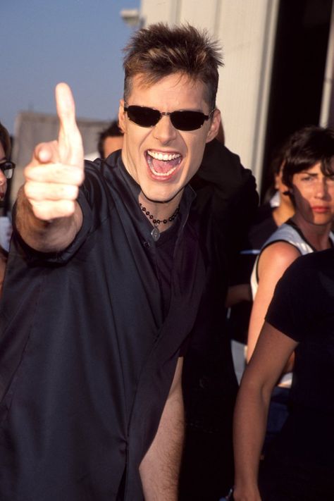 Pin for Later: The Most '90s-tastic Moments From the MTV Movie Awards Ricky Martin lived la vida loca. In 1999, the year "Livin' la Vida Loca" came out, Ricky Martin had plenty to smile about at the MTV Movie Awards. 90s Men, Mtv Movie Awards, Ricky Martin, Movie Awards, Taxi Driver, 90s Kids, Popsugar, Pop Star, Ball Dresses