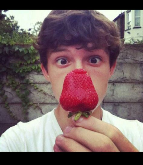 I thought I was the only one who nibbled the tops of strawberries Harrison Osterfield, Baby Toms, Tom Holland Imagines, Tom Holland Peter Parker, Smen, Tom Holland Spiderman, Joss Whedon, Tommy Boy, Spiderman Homecoming