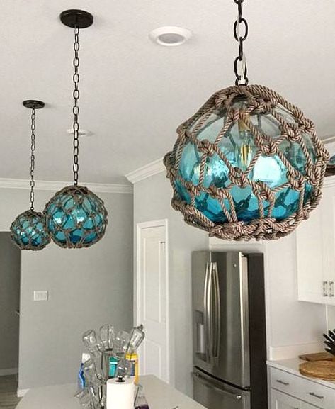 Fishing Glass Floats Net Hanging Lamp Pendant Lights Coastal Lamp, Glass Floats, Dream Beach Houses, Lamp Pendant, Beachy Decor, Deco Luminaire, Deco Originale, Beach House Interior, Diy Interior