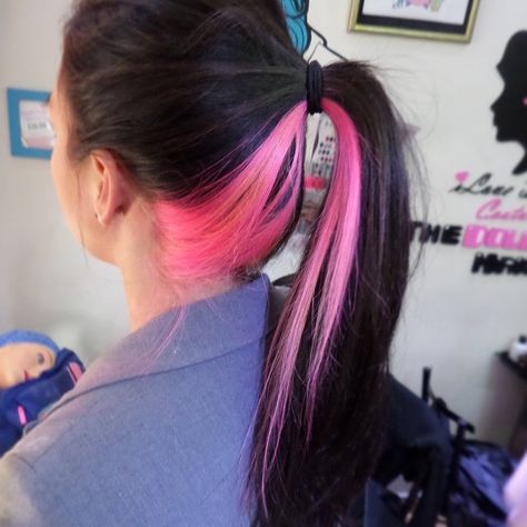 Black with pink underlayer Pink Underlayer, Peekaboo Hair Color Ideas, Peekaboo Hair Color, Hidden Hair Color, Peekaboo Hair Colors, Pink And Black Hair, Underlights Hair, Hair Color Underneath, Peekaboo Hair