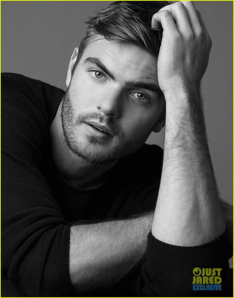 Alex Roe this man be prefect The Fifth Wave, Alex Roe, The 5th Wave, Forever My Girl, Walker Evans, Actors Male, Celeb Crush, Forever Me, Portrait Session