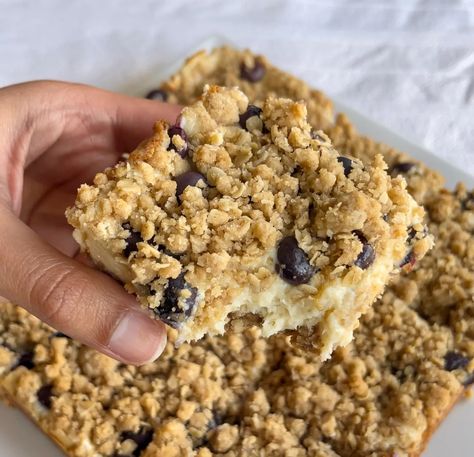 Blueberry Cream Cheese Crumble Bars - by Viviane Eldarazi Blondie Bar, Blueberry Crumble, Crumble Bars, Blueberry Cream Cheese, Quick Oats, Fudge Brownies, Cheesecake Bars, Brownie Bar, I Love Food