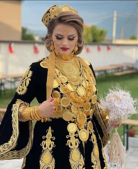 Traditional Albanian Jewelry, Albanian Gold Jewelry, Albanian Jewelry, Albanian Clothes, Albanian Traditional, Albanian Wedding, Albanian Clothing, Read People, Albanian Culture