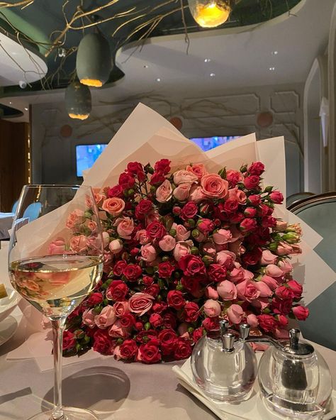 Bouquet Of Roses, Boquette Flowers, Nothing But Flowers, Flower Therapy, Beautiful Bouquet Of Flowers, Luxury Flowers, Glass Of Wine, Beautiful Bouquet, Love Flowers