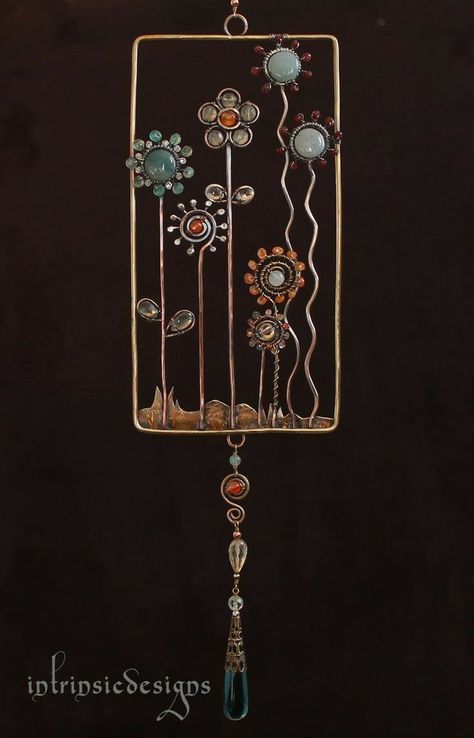 Gemstone Suncatcher, Suncatchers Diy, Wire Ornaments, Wire Art Sculpture, Bijoux Fil Aluminium, Diy Wire Jewelry, Wire Work Jewelry, Crystal Suncatchers, Wire Sculpture